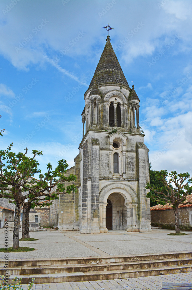 Église du village de Vœuil et Giget, Charente, Nouvelle Aquitaine, France. Église du village de Vœuil et Giget, Charente, Nouvelle Aquitaine, France.