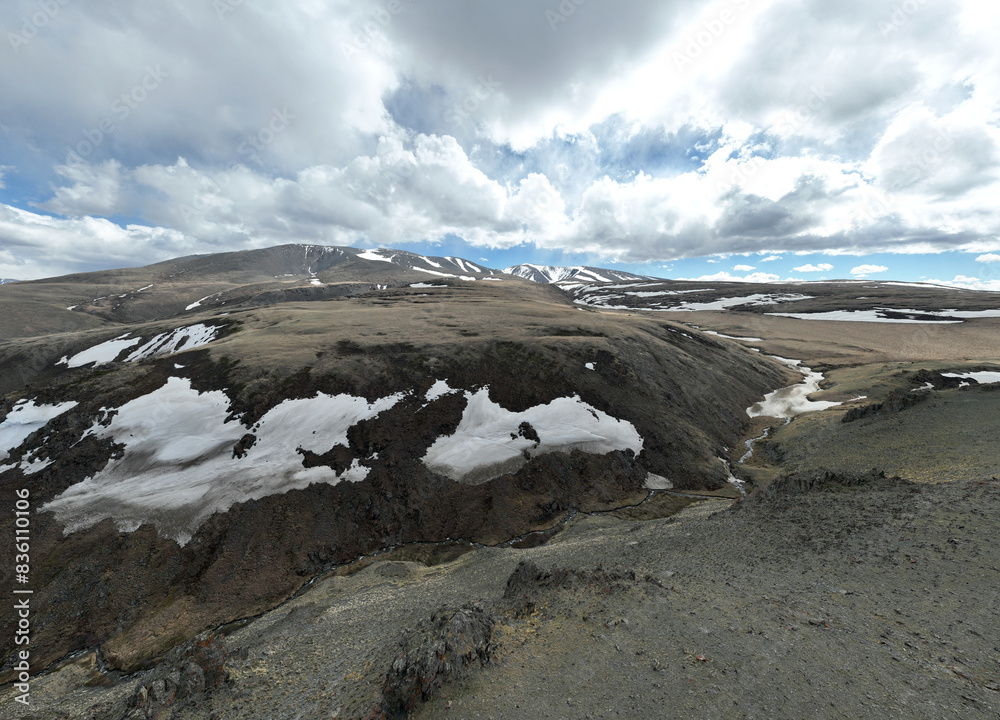 Obraz premium landscape of the surroundings of the village of Kosh Agach mountains with lakes and unusual landscapes in the southern regions of Altai in May