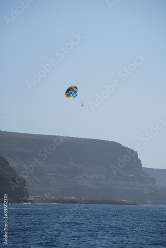 Obraz na płótnie Parasailing against cliff in Tauro beach (Spanish: Playa de Tauro) near the Puerto Rico de Gran Canaria holiday resort on Gran Canaria island, Spain w salonie