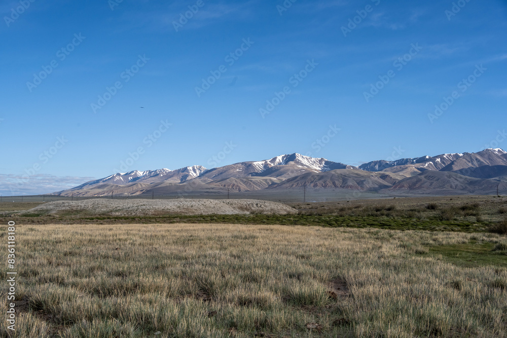 Obraz premium landscape of the surroundings of the village of Kosh Agach mountains with lakes and unusual landscapes in the southern regions of Altai in May