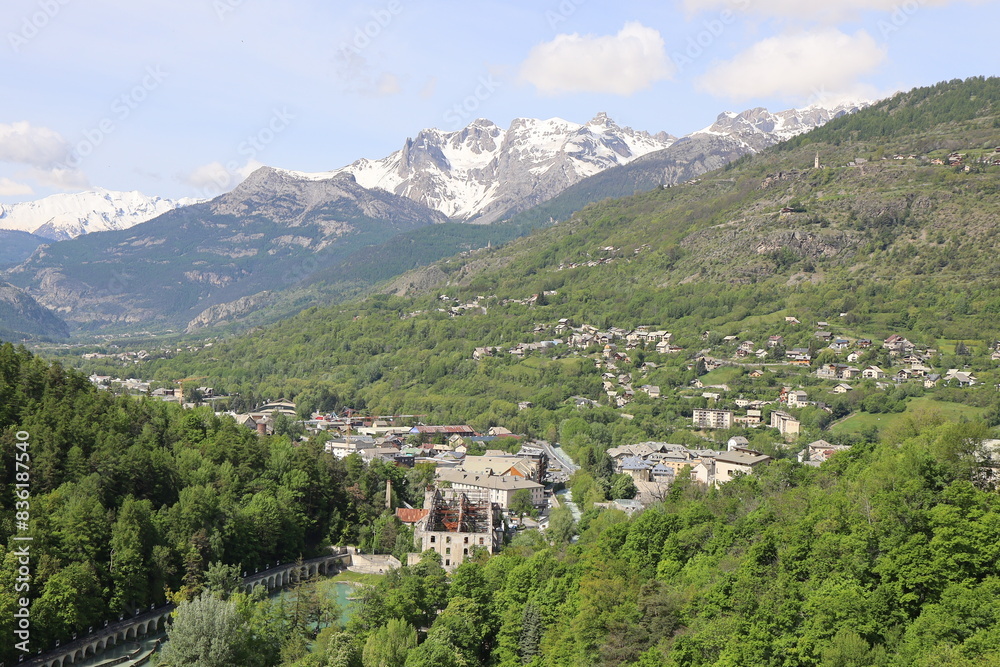 Fototapeta premium Vue d'ensemble de la ville entourée de montagnes, ville de Briançon, département des Hautes Alpes, France