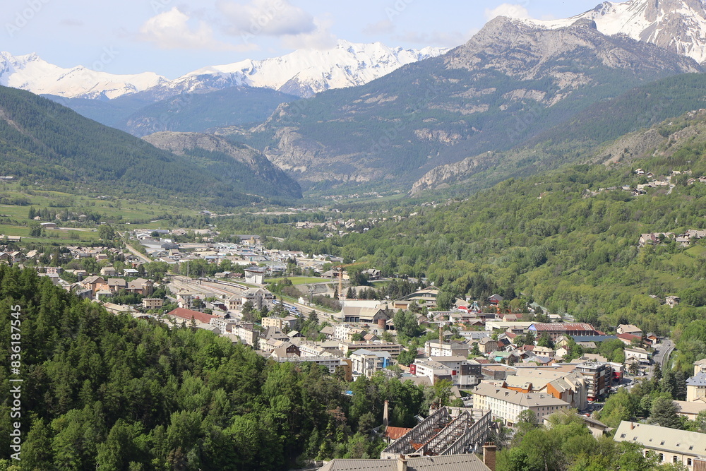 Vue d'ensemble de la ville entourée de montagnes, ville de Briançon, département des Hautes Alpes, France Vue d'ensemble de la ville entourée de montagnes, ville de Briançon, département des Hautes Alpes, France