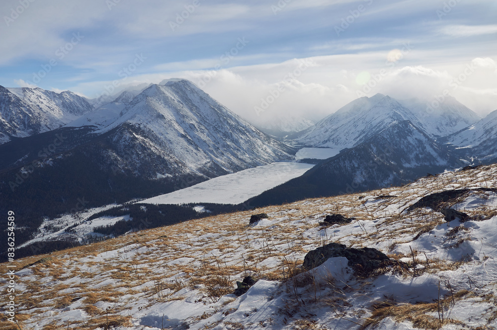 Obraz premium Snow-covered winter mountain lake, Russia, Siberia, Altai mountains.