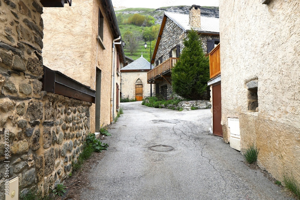 Fototapeta premium Rue typique dans le village, village de La Grave, département des Hautes Alpes, France