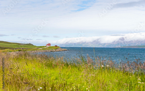 Maison au bord d'un fjord islandais
