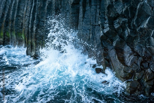 Vague sur la falaise de basalte photo