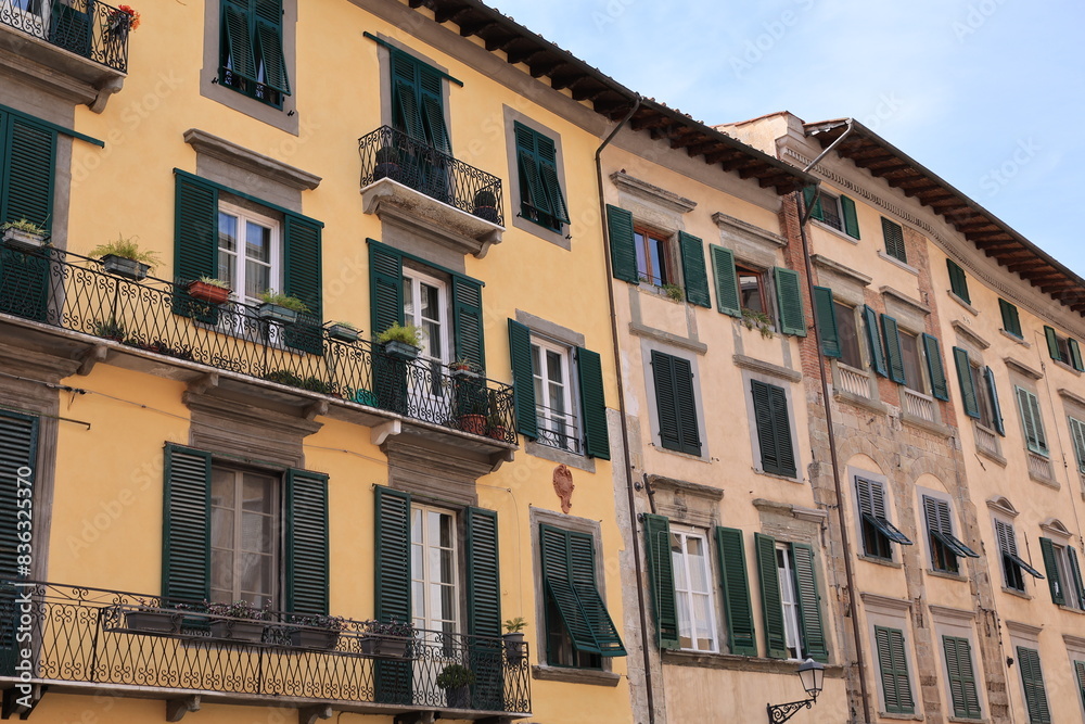 Fototapeta premium Blick in die Altstadt von Pisa in Italien