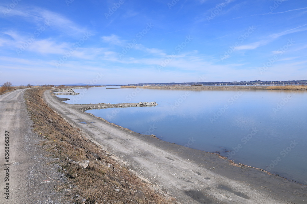 Betrachten Sie die Naturlandschaft dort, wo der Rhein in den Bodensee bei Hard in Österreich mündet Betrachten Sie die Naturlandschaft dort, wo der Rhein in den Bodensee bei Hard in Österreich mündet