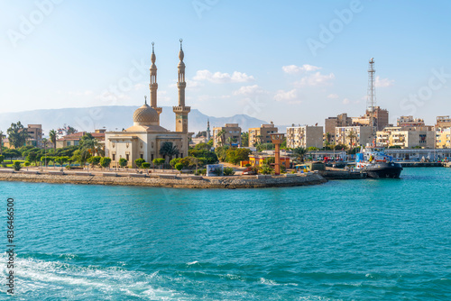 Fotografie Badr Mosque with dome and minarets along the south entrance of the Suez Canal at the city of Port Taofik or Tawfik at the edge of the Gulf of Suez, Egypt