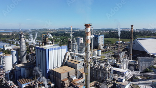 Visão aérea de uma planta industrial de uma fábrica de papel e celulose em suzano, sp, brasil