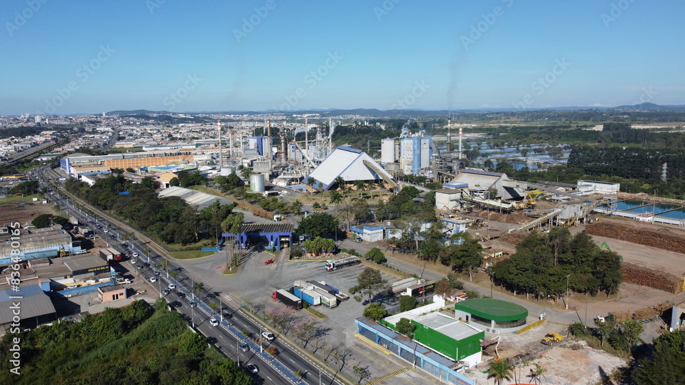 Fototapeta premium Planta industrial com vista da cidade de Suzano, SP, Brasil