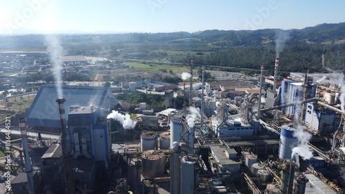 Vapores e poluentes emitidos na atmosfera por uma fábrica de papel e celulose em Suzano, SP, Brasil photo