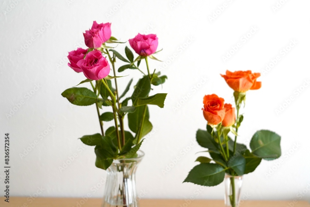 Fototapeta premium ピンクのバラ オレンジのバラ 花瓶