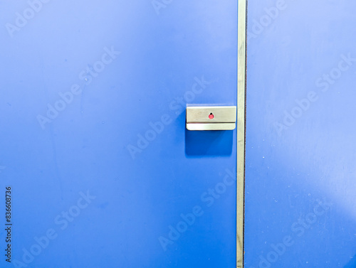鍵の閉まったトイレのドア