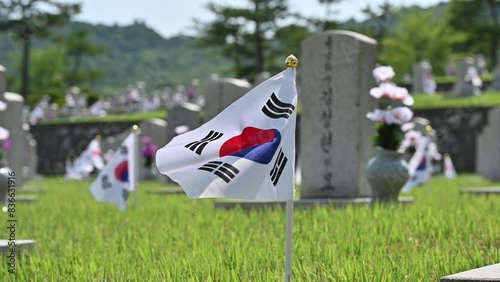 바람에 흔들리는 국립서울현충원 묘역의 태극기들