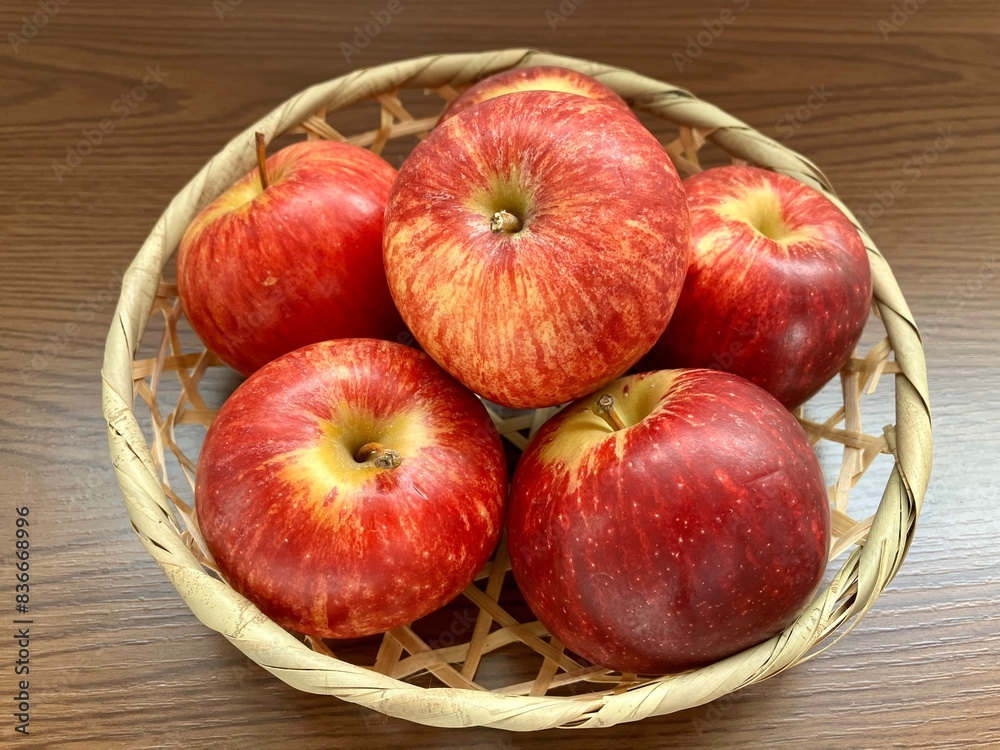 かごに入った複数のりんご