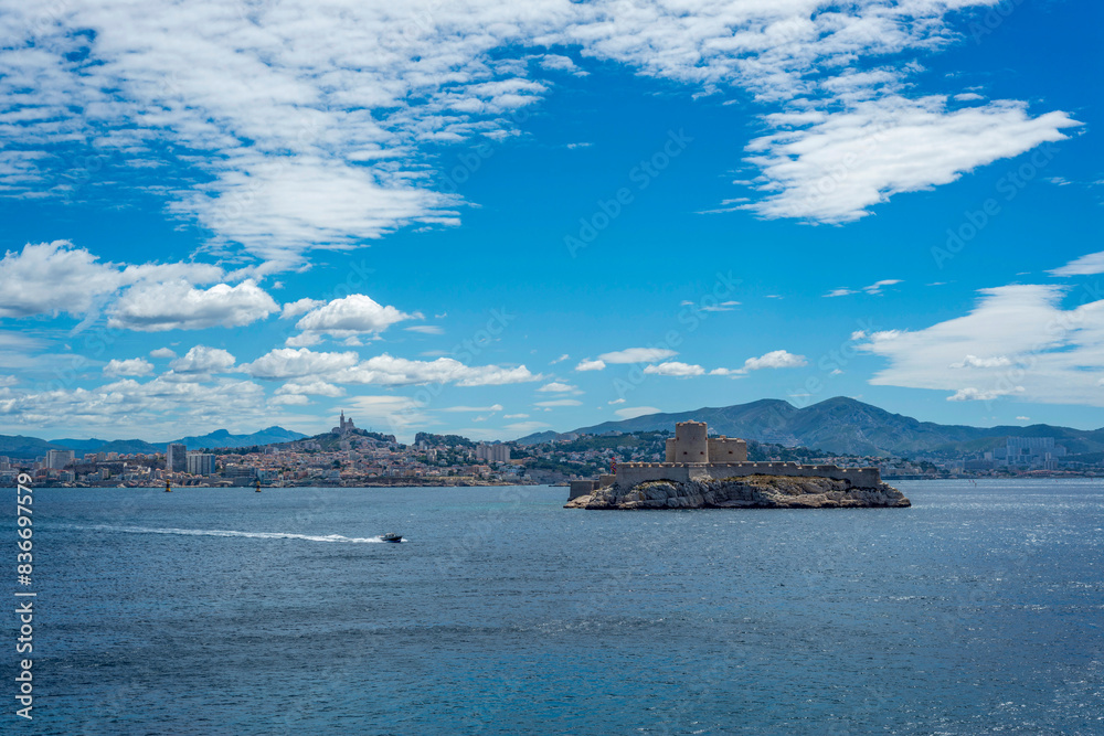 Fototapeta premium Le Château d'If et les îles du Frioul au large de Marseille