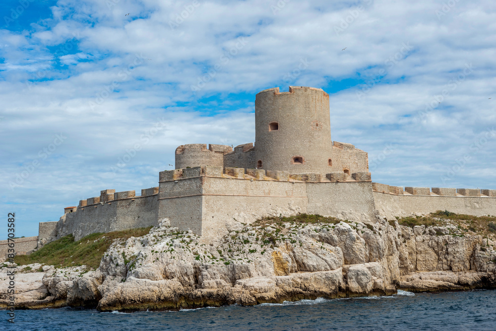 Le célèbre Château d'If au large de Marseille Le célèbre Château d'If au large de Marseille