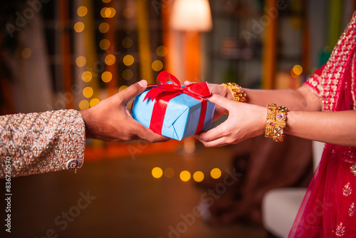 Foto Indian asian woman wears gold bangles on festival day receiving gift box