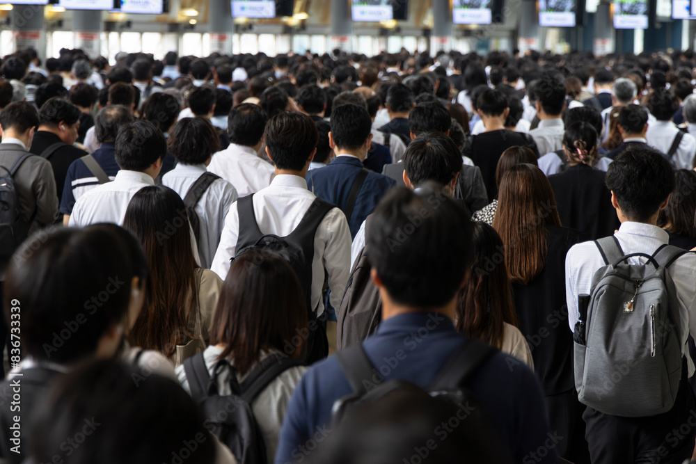 朝に出勤する女性の後ろ姿