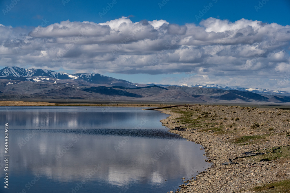 Obraz premium landscape of the surroundings of the village of Kosh Agach mountains with lakes and unusual landscapes in the southern regions of Altai in May