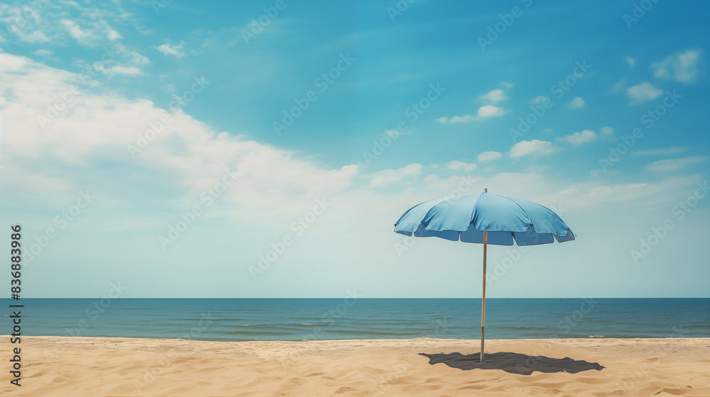 Gros plan sur un parasol déployé au bord de mer. Vue sur un paysage maritime, eau, océan. Plage, sable. Vacances, été, soleil. Bleu. Pour conception et création graphique. Gros plan sur un parasol déployé au bord de mer. Vue sur un paysage maritime, eau, océan. Plage, sable. Vacances, été, soleil. Bleu. Pour conception et création graphique.