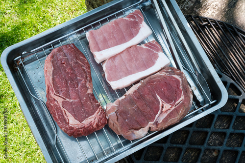 Karreesteak und Rib Eye Steak, roh in Backrohrpfanne photo