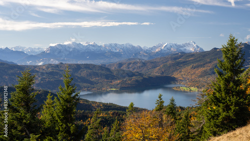 Fototapeta Naklejka Na Ścianę i Meble -  Walchensee mit Alpenpanorama im Herbst