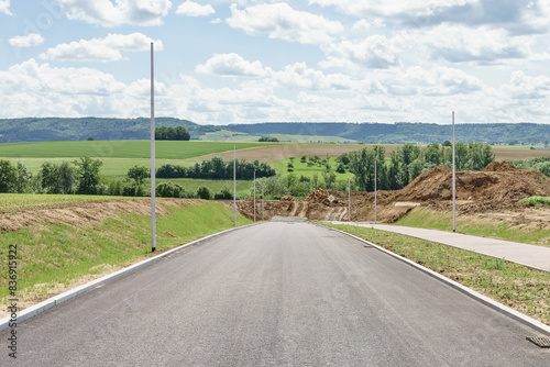 Neue Strasse in einem Neubaugebiet
