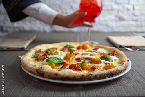 pizza con datteri gialli e rossi com cocktail