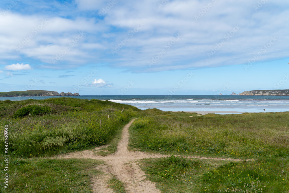 Vue imprenable sur la mer d'Iroise depuis les sentiers à travers les dunes, couvertes d'herbes et de lagures ovales, sur la presqu'île de Crozon en Bretagne. Vue imprenable sur la mer d'Iroise depuis les sentiers à travers les dunes, couvertes d'herbes et de lagures ovales, sur la presqu'île de Crozon en Bretagne.