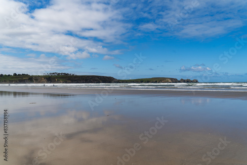 Reflets du ciel bleu et des nuages sur le sable mouill   d une plage de la presqu   le de Crozon.