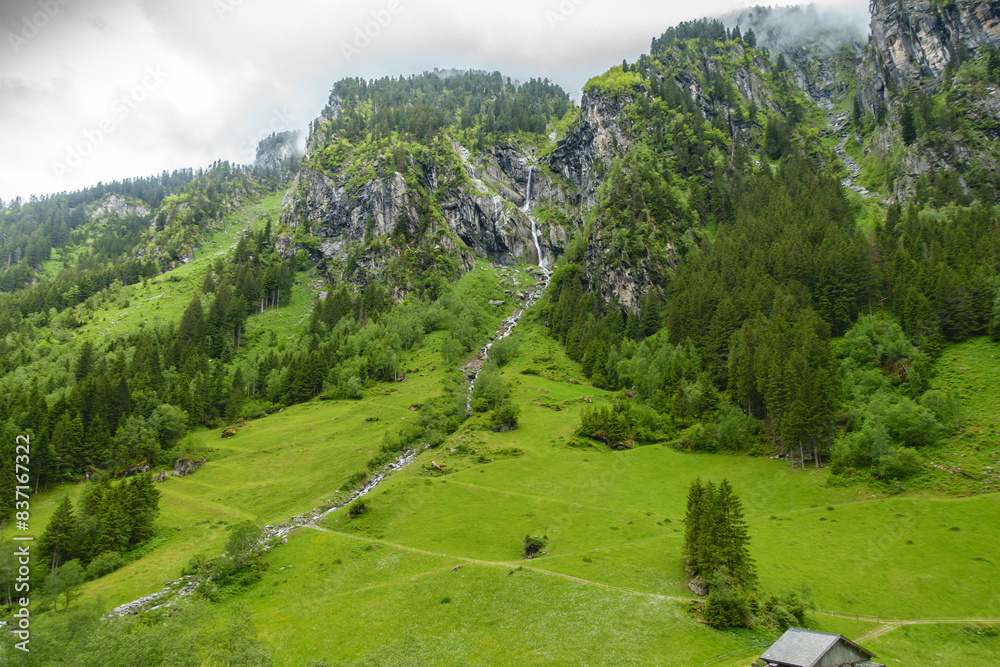 Bergpanorama mit Wasserfall an einem Regentag in den Alpen