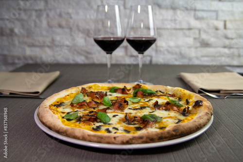 pizza crema di zucca, speck e provola