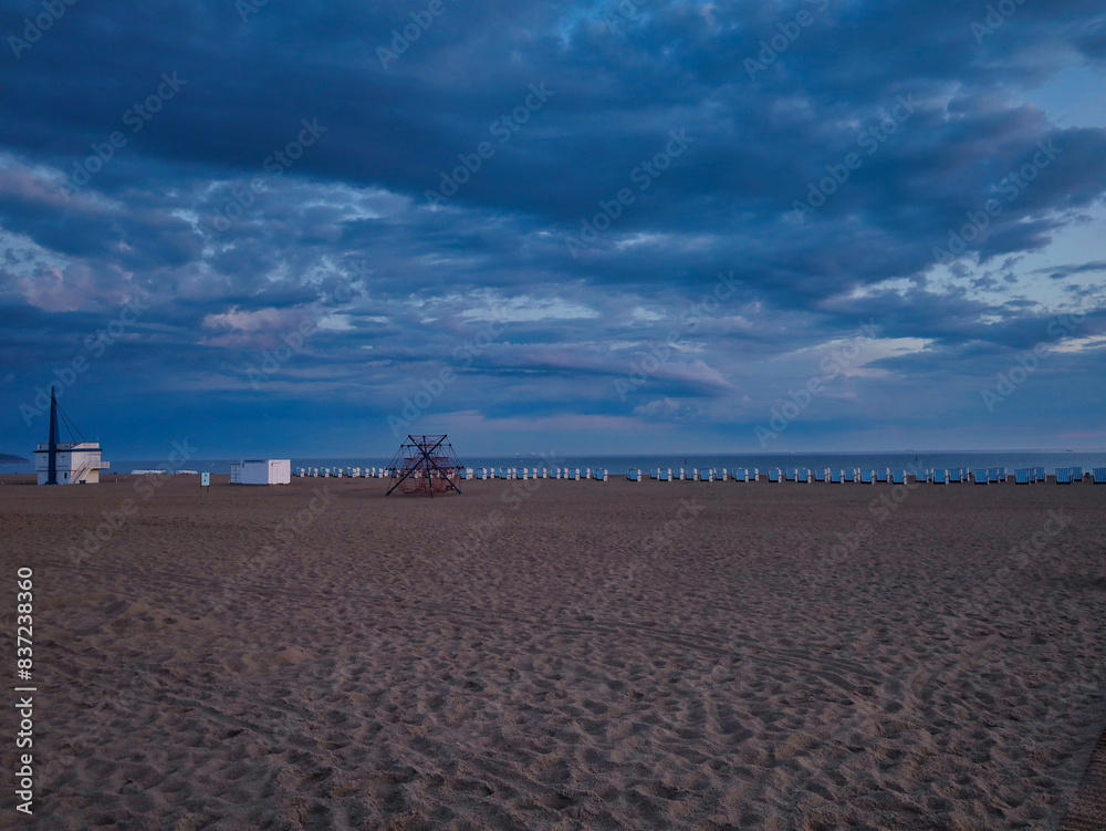 Strand, Ostseestrand mit Strandkorb im Morgenlicht, Morgenrot und Sonnenaufgang an der Ostsee, Warnemünde, Mecklenburg Vorpommern, Deutschland