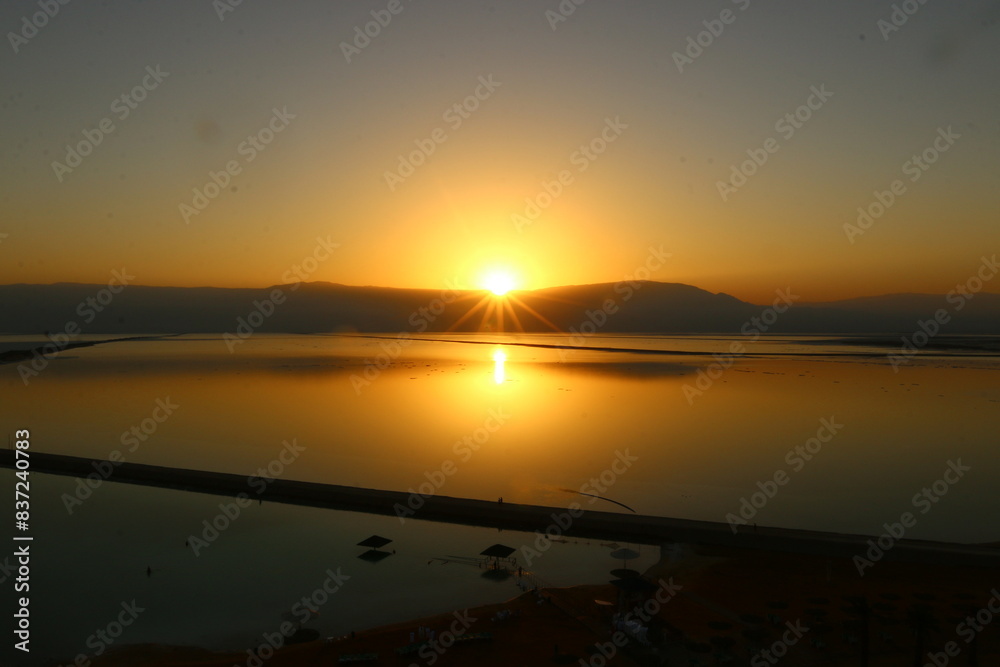 Obraz premium The sunrise on the shores of the Dead Sea