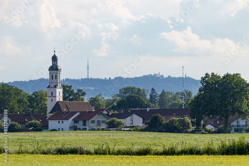 Unterhausen mit Kirche Mariä Heimsuchung und Blick zum Hohen Peißenberg photo