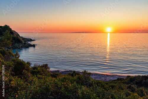 Fototapeta Naklejka Na Ścianę i Meble -  Puglia: tramonto dorato sulla spiaggia di Lido Silvana, Marina di Pulsano, Taranto, Italia	