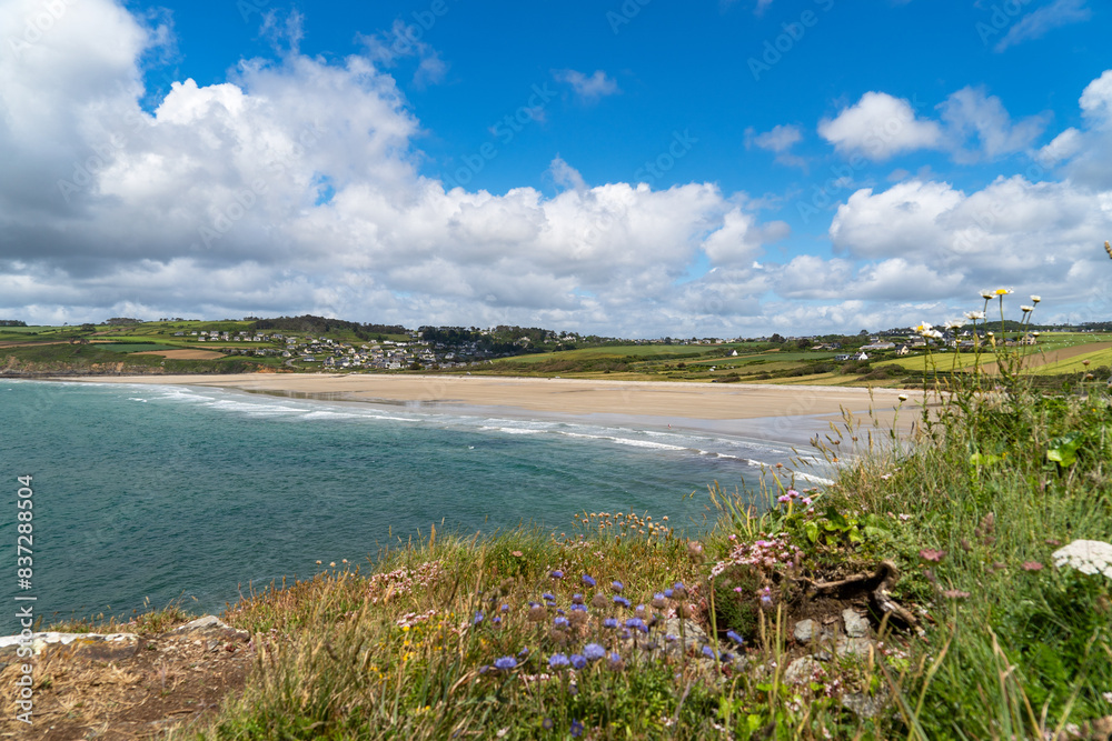 Vue sur la plage de Trez Bellec par une belle journée ensoleillée printanière sur la presqu'île de Crozon en Bretagne. Vue sur la plage de Trez Bellec par une belle journée ensoleillée printanière sur la presqu'île de Crozon en Bretagne.