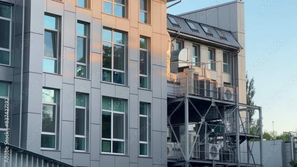 Modern Metal Cladding Medical Lab Building with Eco-Friendly Ventilation and Lush Greenery Modern Metal Cladding Medical Lab Building with Eco-Friendly Ventilation and Lush Greenery
