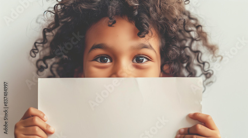 紙を持つ黒人のかわいい少年 photo