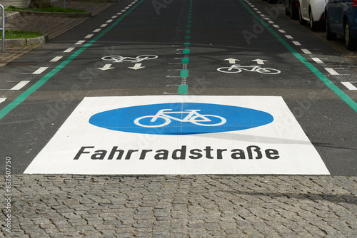 Fahrradstraße in der Innenstadt von Berlin-Mitte. Auf Fahrradstraßen haben Fahrradfahrer vorrang gegenüber Autofahrern. photo