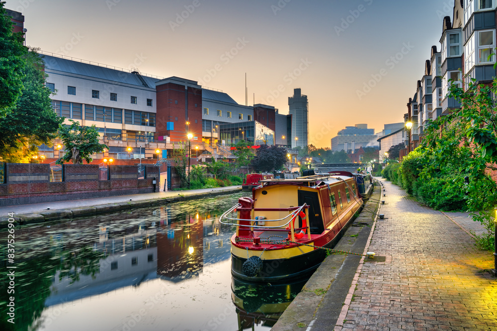 Obraz premium Birmingham canal at sunrise, England