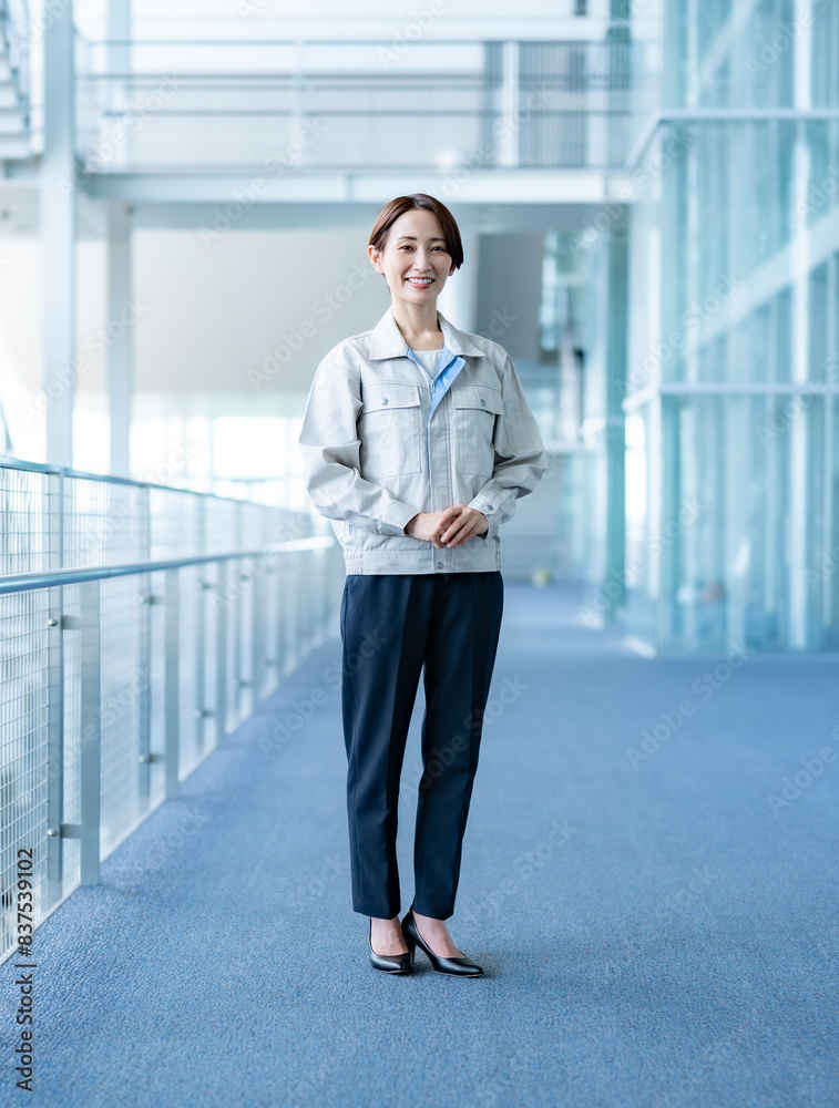 カメラ目線の作業着を着たショートヘアーの女性 カメラ目線の作業着を着たショートヘアーの女性
