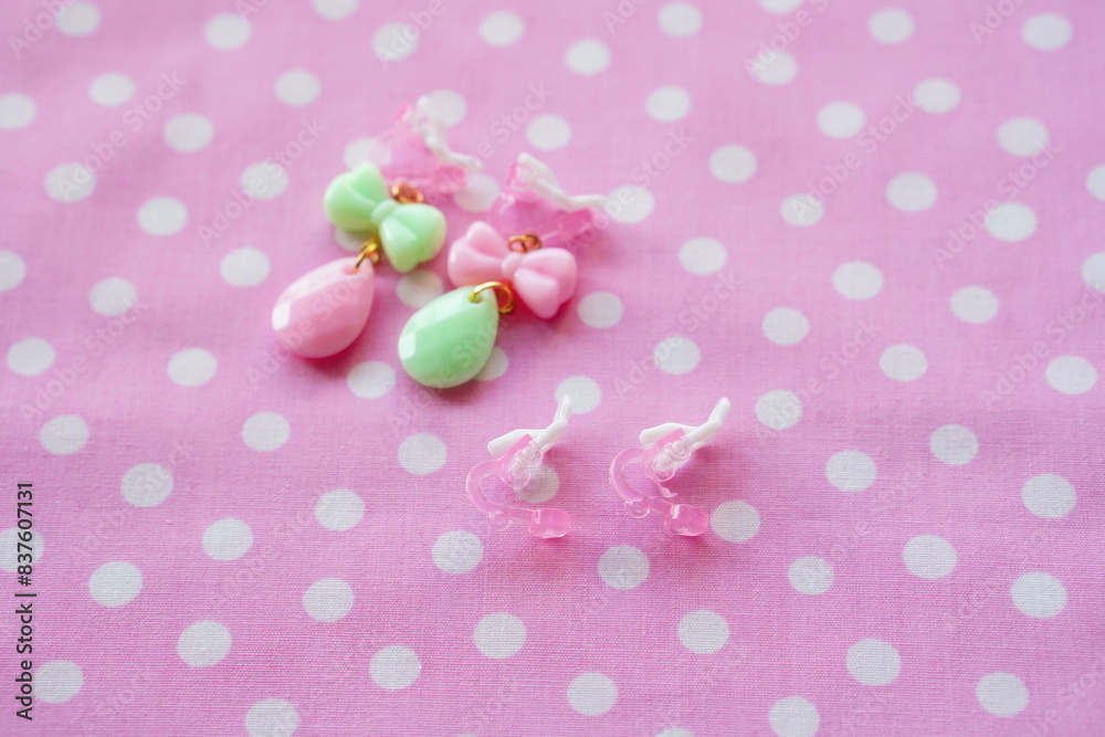Fototapeta premium キッズ用の手作りイヤリングとイヤリングパーツ