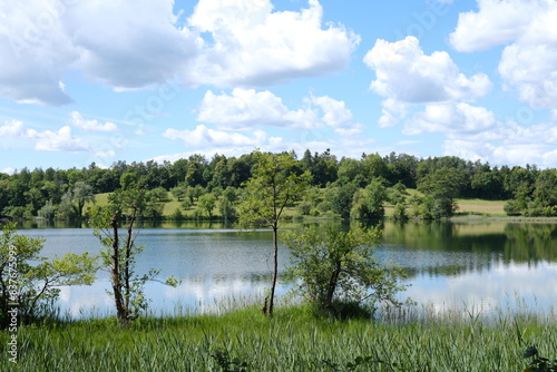 Katzensee Zürich im Sommer an einem leicht bewölkten Tag mit hellblauem Himmel