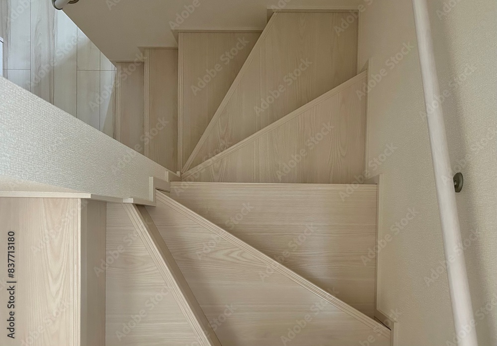 Fototapeta premium 螺旋型階段 木造住宅