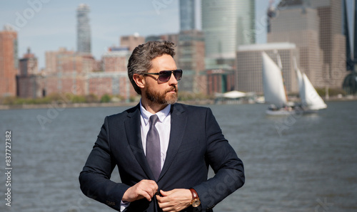 Canvas Print Confident rich business man executive standing in New York City