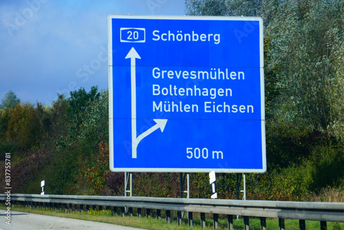 Autobahnschild Richtung Schönberg