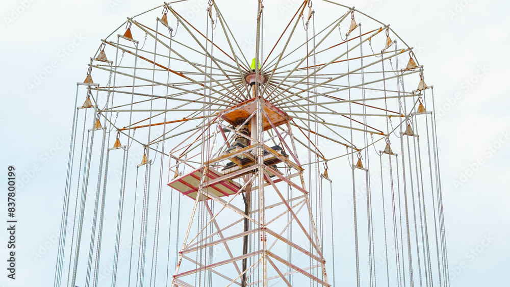 Obraz premium wings in an amusement park, capturing joy and excitement of the ride...